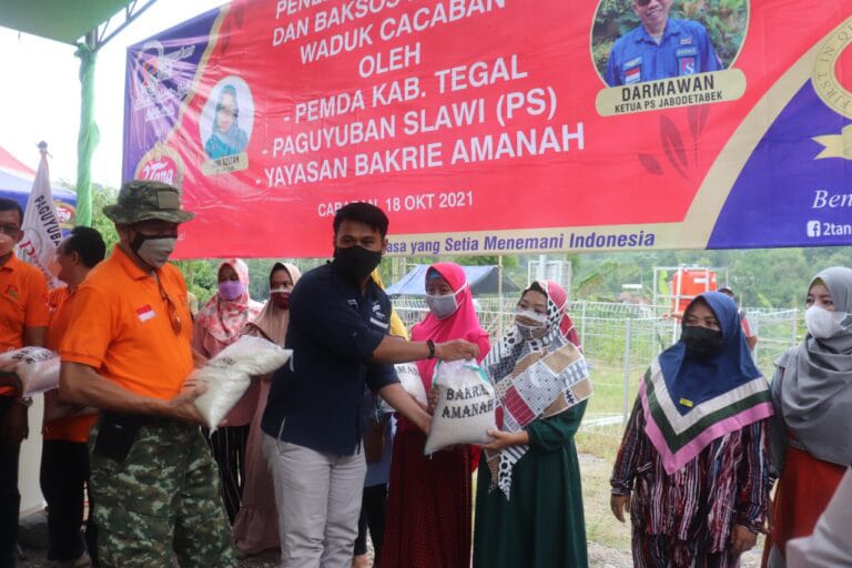 Paguyuban Slawi Dan Bakrie Amanah Bakti Sosial Di Waduk Cacaban Tegal