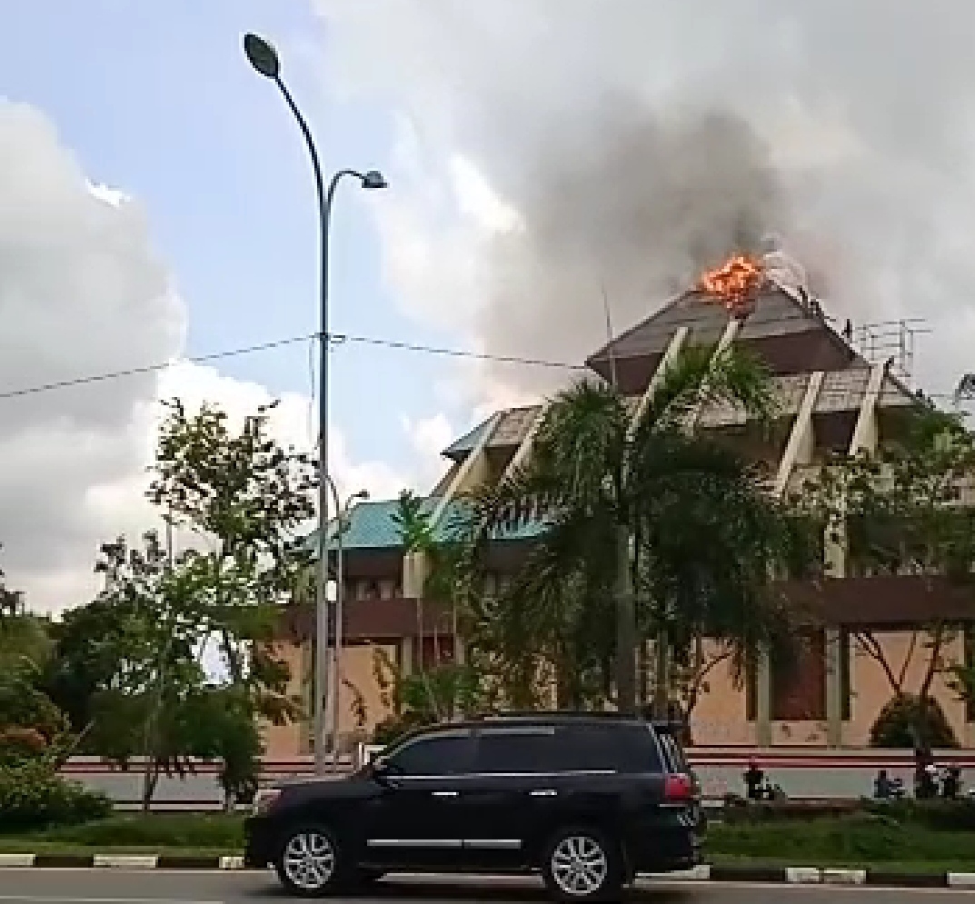 Atap Masjid Raya Batam Terbakar Petugas Padamkan Api Dalam 30 Menit