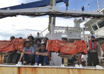 Agus Setiawan (baju kotak-kotak) dan rekan-rekannya saat ditemui di dermaga Lanal Batam, Rabu, 8 Juli 2020. (Foto: Aini Lestari)