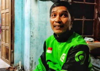 Mujiono di rumahnya di Kampung Panglong, Kecamatan Nongsa, Batam. (Foto: Agung Dedi Lazuardi)