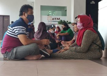 Yendri dan istrinya bersama dengan warga lain mendatangi kantor Wali Kota Batam, 7 Juli 2020. (Foto: Agung Dedi Lazuardi)