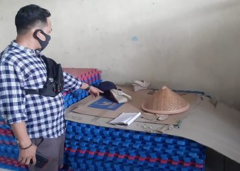 Petugas kepolisian menunjukkan barang bukti di lokasi SMA 01 Batam. (Foto: Humas Polresta Barelang)