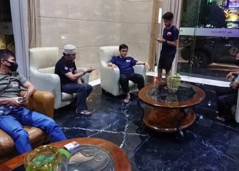 Ketua Komisi Peduli Lingkungan Hidup Indonesia (KPLHI), Azhari Hamid tengah berdiskusi dengan Penyidik Gakkum KLHK perihal kasus dumping limbah B3 di Rempang Cate, Galang, Jumat, 10 Juli 2020. (Foto: KPLHI)