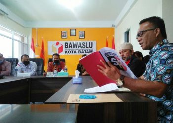 Warga melaporkan Wali Kota Batam,  H.M. Rudi, kepada Badan Pengawas Pemilihan Umum (Bawaslu) atas dugaan pelanggaran UU Nomor 10 tentang Pilkada. (Foto: Bintang Antonio Hasibuan)