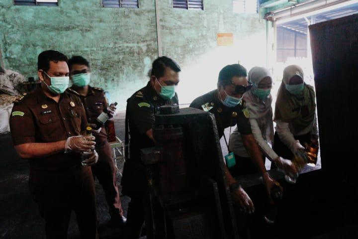Ratusan Mikol dan Rokok Ilegal Jaenal Jae Dimusnahkan