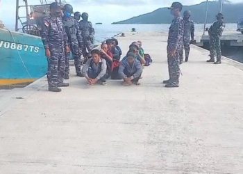Sepuluh ABK kapal ikan dari Vietnam yang diamankan TNI AL di Perairan Natuna. (Foto: Guspurla Koarmada TNI AL)