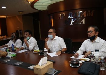 Kepala BP Batam, Rudi, dan stafnya mengikuti seminar web di gedung Bifza BP Batam. (Foto: Humas BP Batam)