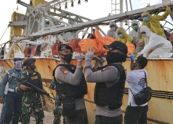 Jenazah Hasan Afriyadi, yang meninggal di atas kapal Lu Huang Yuan Yu 118, dievakuasi oleh petugas. (Foto: Aini Lestari)