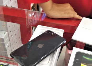 Ponsel iPhone SE generasi kedua yang beredar di salah satu toko ponsel di bilangan Batam Kota, Kota Batam. (Foto: Bintang Antonio Hasibuan)