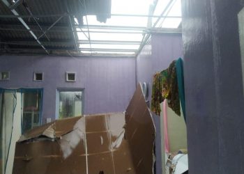 Atap rumah warga Perumahan Arira Garden, Batu Besar, Nongsa, Batam, rusak akibat angin puting beliung. (Foto: Fathur Rohim)