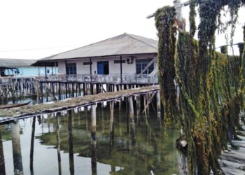Rumah panggung di Pulau Amat Belanda, Kecamatan Belakang Padang, Batam. (Foto: Donella Bangun)