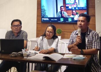 Direktur Eksekutif Walhi Sumut, Dana Prima Tarigan, menjelaskan dampak deforestasi. (Foto: Tonggo Simangunsong)