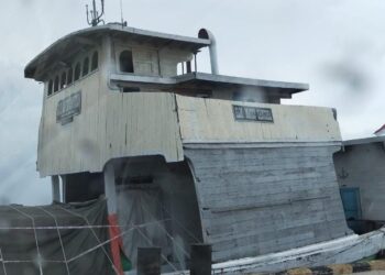 Petugas patroli Kantor Bea Cukai Kota Batam melakukan penegahan terhadap kapal KLM Matsu Samudera. (Foto: Bintang Hasibuan)