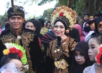 Pernikahan Lili dan suaminya. (Foto: arsip pribadi Lili)