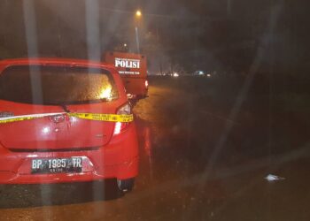 Mobil yang diduga milik Ismadi, yang ditemukan tewas tergantung di hutan Sei Beduk, Batam. (Foto: Muhamad Ishlahuddin)