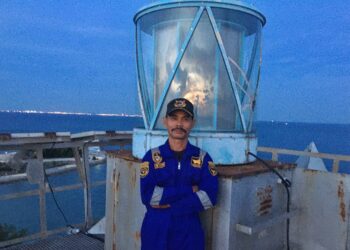 Suwinto, penjaga menara suar di Pulau Putri, Nongsa, Batam. (Foto: Fathur Rohim)