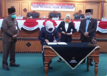 Penandatanganan rancangan Peraturan Daerah Kota Tanjungpinang tentang Perubahan APBD 2020 oleh Ketua DPRD dan Wali Kota. (Foto: Humas DPRD Tanjungpinang)