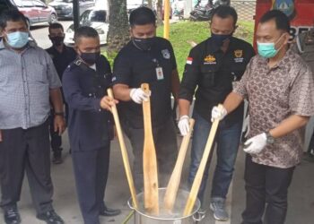 Petugas Polresta Barelang memusnahkan barang bukti narkotika. (Foto: Joni Pandiangan)