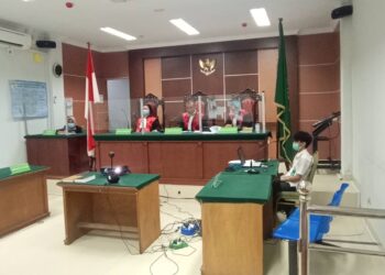 Majelis hakim dalam sidang di PN Batam. (Foto: Joni Pandiangan)