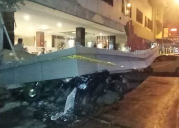 Sejumlah kendaraan tertimpa kanopi Hana Hotel di Kota Batam. (Foto: Joni Pandiangan)