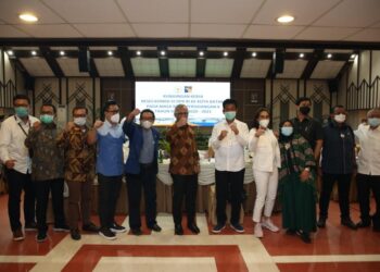 Foto bersama Kepala BP Batam, Muhammad Rudy dengan Rombongan Komisi VI DPR RI. (Foto: Dokumentasi humas BP Batam)