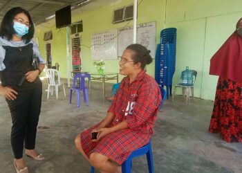 Reni Komsary (duduk), pendiri Yayasan Talitakum Cahaya Batam Rumah Singgah. (Foto: Joni Pandiangan)