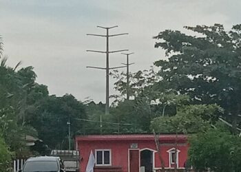 Tiang sutet di perumahan Bida Asri 2 di Kelurahan Belian, Batam Centre. (Foto: Joni Pandiangan)