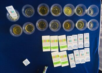 Urine kru kapal sedang diperiksa oleh petugas. (Foto: Dokumentasi Polsek KKP Batam)