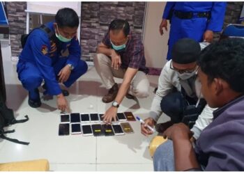 Ratusan ponsel ilegal yang diamankan oleh tim patroli kapal polisi pada Selasa, 23 Februari 2021, di Tanjung Riau, Sekupang, Batam. (Foto: Arsip Baharkam Mabes Polri)