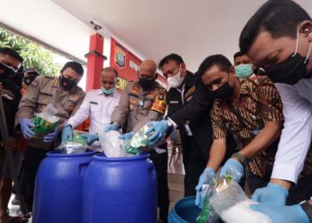 Proses pemusnahan barang bukti narkoba jenis sabu di Polda Kepri. (Foto: Arsip Polda Kepri)