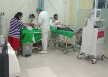 Kedua korban saat menjalani perawatan di ruang IGD RSUD Embung Fatimah, Batu Aji, Batam. (Foto: Ansyarullah Khafi Anshary)