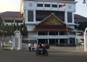 Pegawai Negeri Sipil (PNS) Pemko Batam keluar dari Kantor Wali Kota Batam di Batam Center. (Foto: Fathur Rohim)