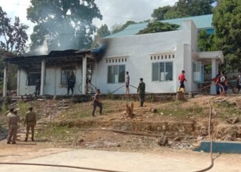 Kebakaran di SDN 005 Nongsa, Batam, Kepulauan Riau. (Foto: Muhamad Ishlahuddin)