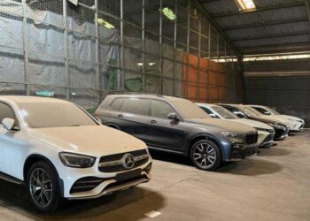 Sederet mobil mewah terparkir di gudang tempat penimbunan sementara (TPS) milik PT Persero di Pelabuhan Batu Ampar, Kota Batam, Kepulauan Riau. (Foto: Arsip pribadi narasumber)