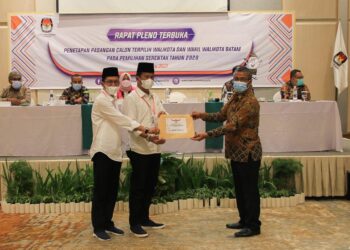 Pasangan Rudi-Amsakar dinyatakan menang dalam pemilihan Wali dan Wakil Wali Kota Batam dalam rapat pleno KPU Batam. (Foto: Fathur Rohim)