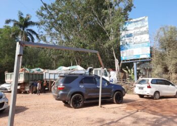 Warga cegat truk pengangkut tanah di Marina. (Foto: Muhammad Ishlahuddin)