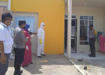 Petugas Polsek Sekupang dan Tim Gugus Covid-19 Sekupang, saat berada di lokasi penemuan jasad Ismiati. (Foto: Muhammad Ishlahuddin)