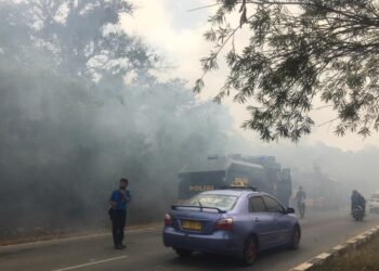 Mobil water canon milik Polda Kepri turut membantu memadamkan api di jalan raya Bandara Hang Nadim, Senin, 22 Februari 2021. (Foto: Fathur Rohim)