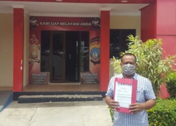 Budiman Sitompul melaporkan pengerusakan lingkungan ke Direktorat Reserse Kriminal Khusus (Ditreskrimsu) Polda Kepri, 19 Februari 2021. (Foto: Bintang Hasibuan)