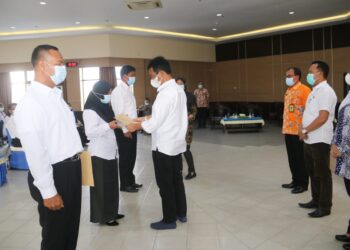 Wali Kota Batam,Muhammad Rudi, menyerahkan secara simbolis SK PPPK. (Foto: Arsip Pemko Batam)