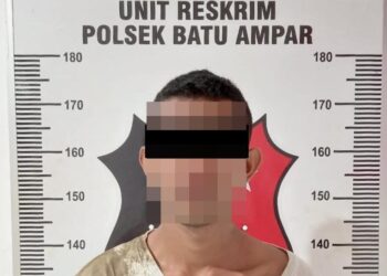 Tersangka EV (25) saat diamankan di Polsek Batu Ampar. (Foto: Arsip Polsek Batu Ampar)