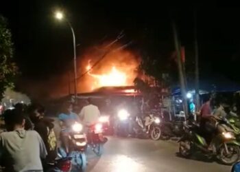 Ruko terbakar di Kavling Lama, Sagulung Kota, Sagulung, Kota Batam. (Foto: tangkapan gambar warga)