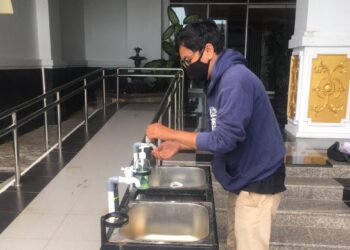 Salah satu warga Batam mencuci tangan di fasilitas protokol kesehatan (Foto: Fathur Rohim)