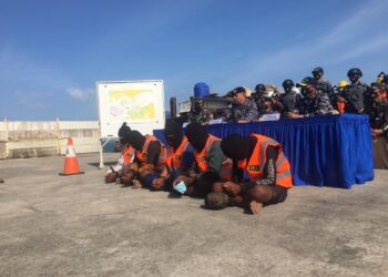Lima pelaku pencurian di atas kapal berbendera Malaysia yang diamankan TNI AL, Minggu 21 Februari 2021 lalu. (Foto: Fathur Rohim)