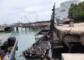 Sisa kebakaran kapal sitaan dan perahu milik nelayan di Dermaga Bea Cukai, Kelurahan Tanjung Uncang, Kecamatan Batu Aji, Kota Batam, Kepulauan Riau, Selasa, 23 Februari 2021. (Foto: Muhamad Ishlahuddin)
