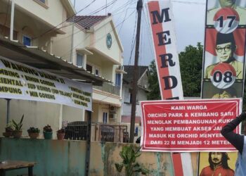 Spanduk bernada protes di pintu masuk perumahan Orchid Park, Taman Baloi, Kecamatan Batam Kota, Kota Batam, Kepulauan Riau. (Foto: Bintang Hasibuan)