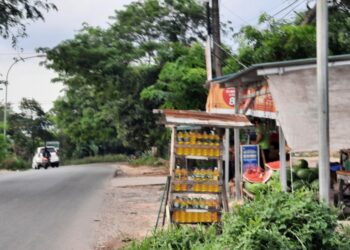 Salah satu penjual minyak enceran di pinggir jalan, Sagulung, Kota Batam. (Foto: Muhamad Ishlahuddin)