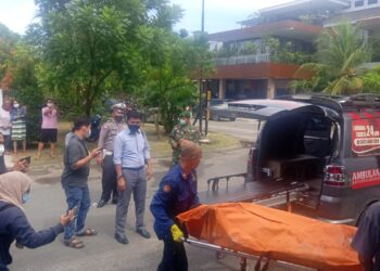 Proses evakuasi jenazah A Kiong di Perumahan The Central Sukajadi Recidence  Blok A No. I, Kecamatan Batam Kota, Kota Batam, Kepulauan Riau. (Foto: Muhamad Ishlahuddin)