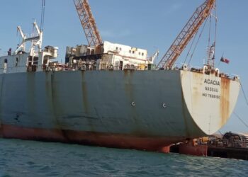 Acacia Nassau, berbendera Bahama, yang badan kapalnya hanya bersisa separuh dengan panjang sekitar 80 meter. (Foto: Bintang Hasibuan)
