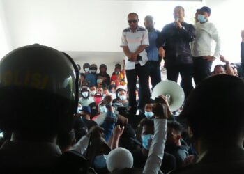 Ratusan massa dari Persatuan Keluarga Nusa Tenggara Timur (PK NTT) Batam, Kepulauan Riau, mendatangi Polsek Batam Kota, Selasa, 9 Maret 2021, tuntut tuntaskan isu SARA. (Foto: Bintang Hasibuan)